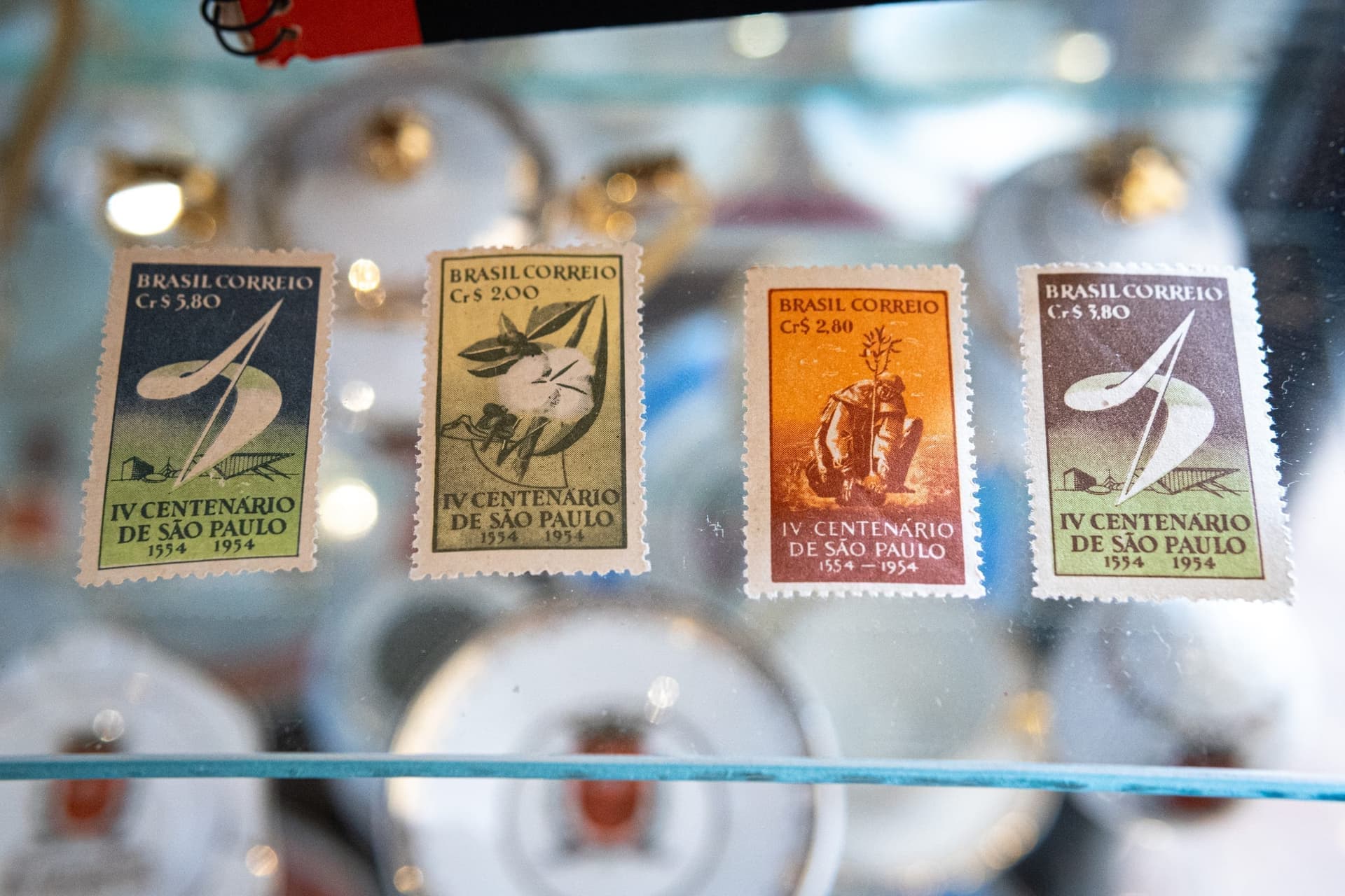 Peça decorativa de 1954 — os brasões e datas em destaque