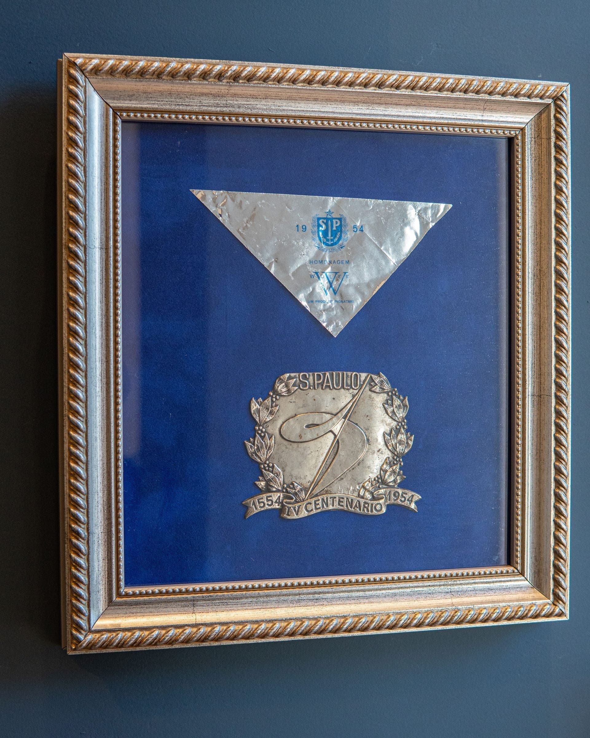 The crowd under the Silver Rain — silver triangles falling over Vale do Anhangabaú